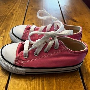 Toddler pink Converse low size 8